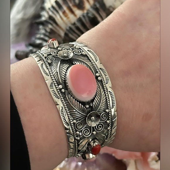 Pink conch mediterranean coral southwestern Sterling silver cuff - Picture 2 of 16
